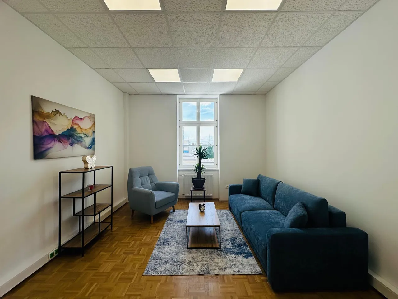 Standardzimmer Raum 1 mit Sitzgruppe und Tageslicht, Praxis Alan, 1060 Wien
