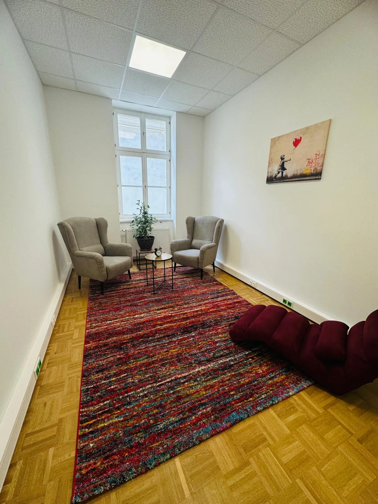 Standardzimmer Raum 3, kompakter Therapieraum mit Fenster, Praxis Alan, 1060 Wien