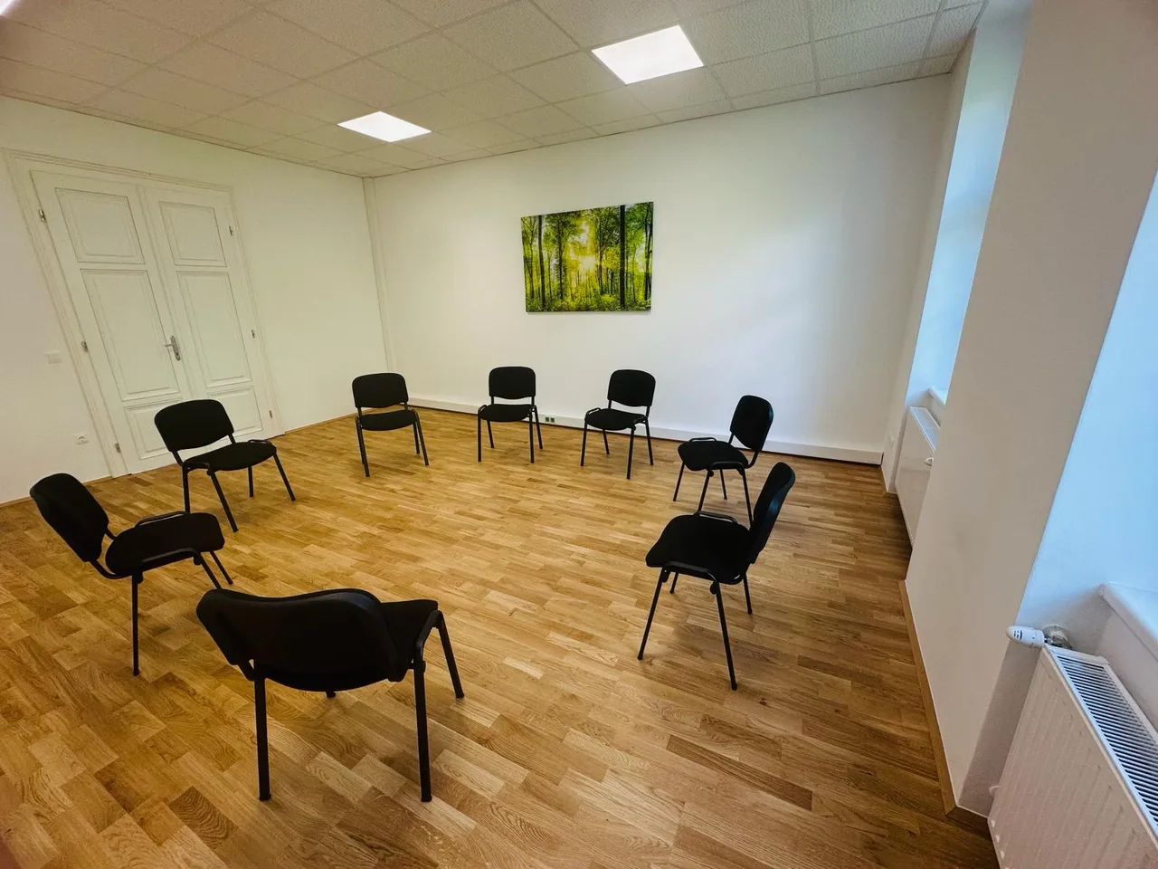 Gruppenraum Raum 4, größter Raum der Praxis mit Stuhlkreis, Praxis Alan, 1060 Wien