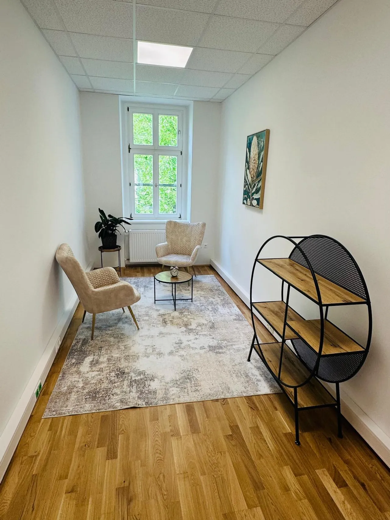 Standardzimmer Raum 5 mit ruhiger Sitzecke, Praxis Alan, 1060 Wien