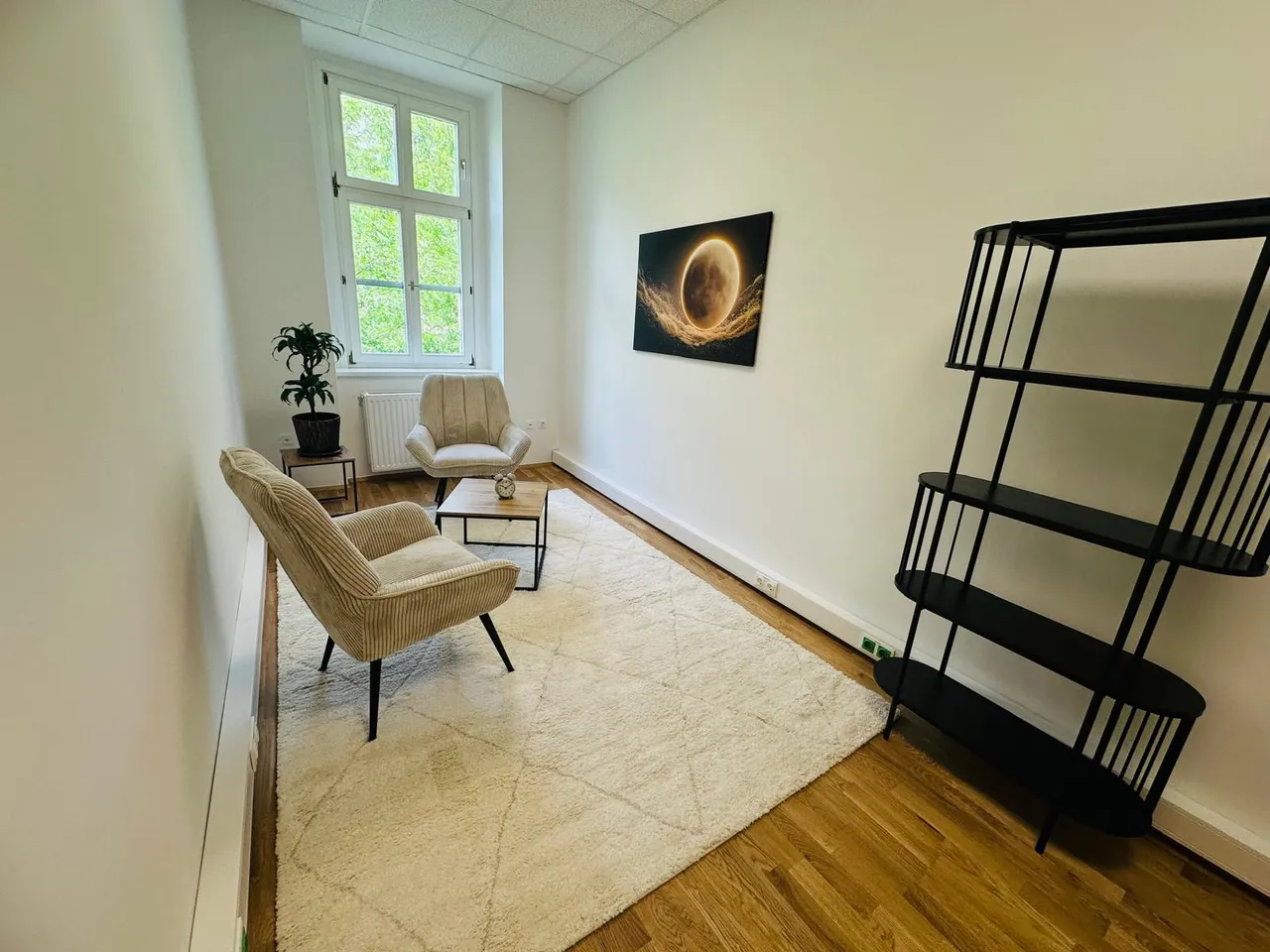 Standardzimmer Raum 6 mit Sesseln am Fenster, Praxis Alan, 1060 Wien