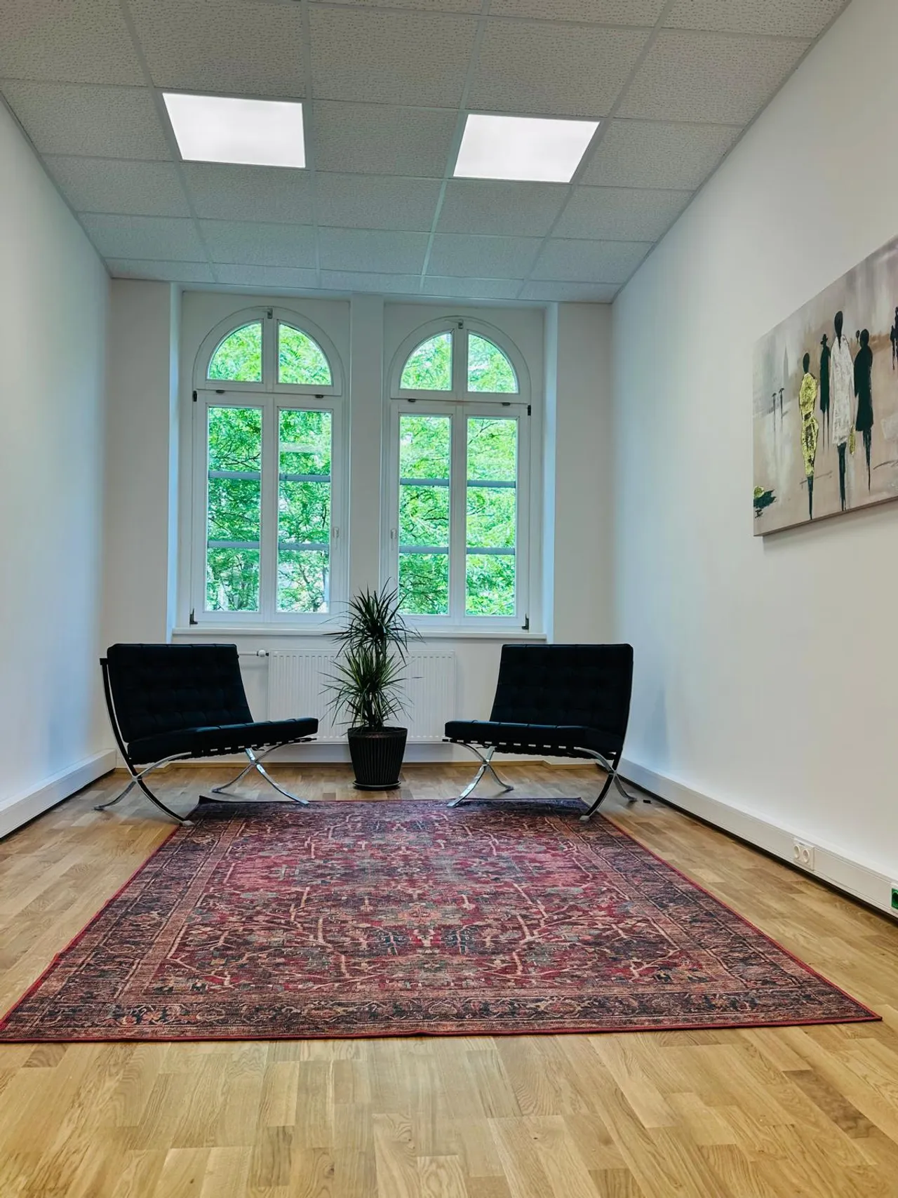 Standardzimmer Raum 8, heller Therapieraum mit Tageslicht, Praxis Alan, 1060 Wien